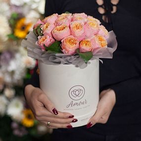 Букет в белой шляпной коробке Amour Mini из 25 пионовидных роз Vuvuzela
