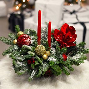 Новогодняя композиция с красными цветами