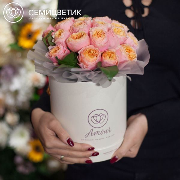 Букет в белой шляпной коробке Amour Mini из 25 пионовидных роз Vuvuzela