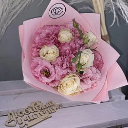 Букет из 5 белых роз 40 см (Кения) и 3 розовых лизиантусов в розовой пленке