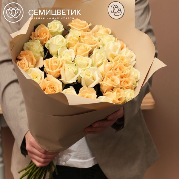 Букет из 35 кремовых и белых роз 50 см (Россия) в кремовой пленке