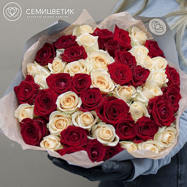Букет из 51 красной и кремовой розы 60 см (Россия)