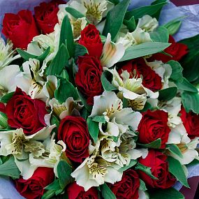 Свадебный букет  из 15 красных роз 30 см (Кения) и 10 белых альстромерий