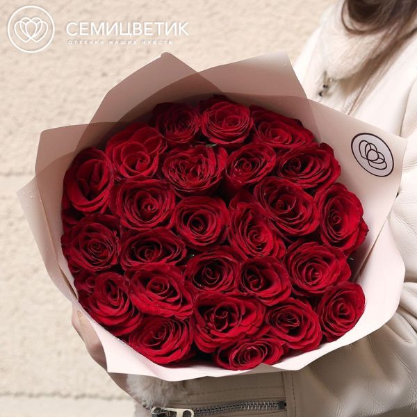 Букет из 25 красных роз Ever Red 50 см (Кения) в кремовой упаковке