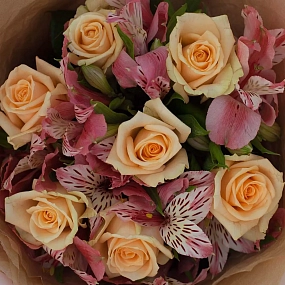 Букет из 7 кремовых роз 35-40 см (Россия) и 4 альстромерий в розовых тонах в розовой пленке