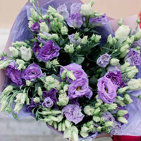 Букет из 15 фиолетовых лизиантусов в сиреневой пленке