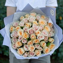 Букет из 51 кремовой и нежно-розовой розы 40 см (Кения)
