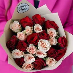 Букет из 25 красных и нежно-розовых роз 40 см (Кения) в кремовой пленке