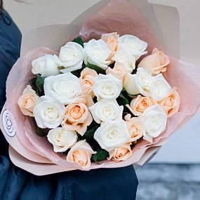 Букет из 25 белых и кремовых роз 35-40 см (Россия) в кремовой пленке