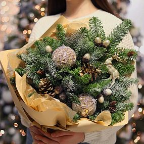 Новогодний букет в кремово-золотых тонах