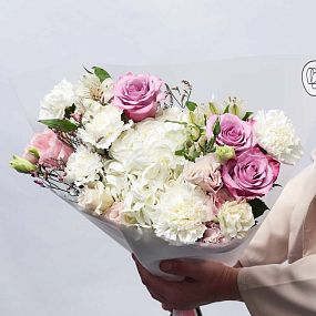 Большой дизайнерский букет  из гортензии, роз, гвоздик и лизиантуса