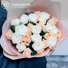 Букет из 25 белых и кремовых роз 35-40 см (Россия) в кремовой пленке