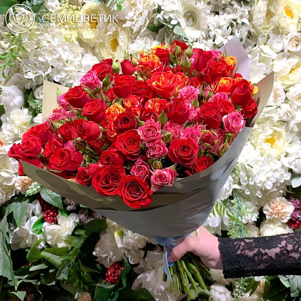 Букет из 25 кустовых роз 40 см нежный микс (Эквадор)