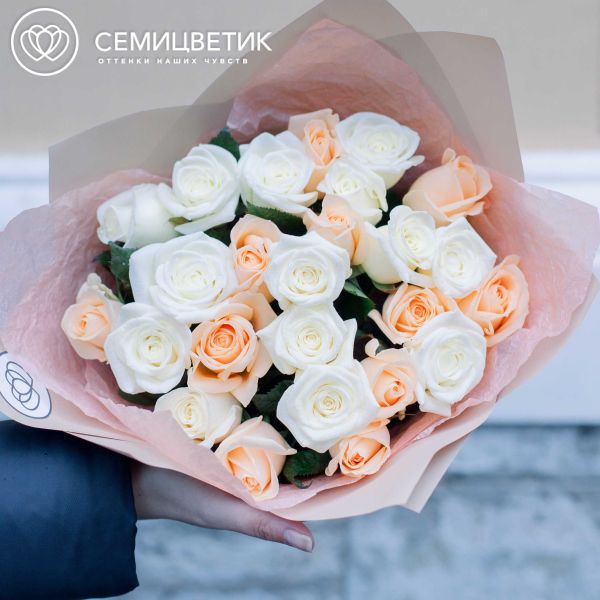 Букет из 25 белых и кремовых роз 40 см (Россия)
