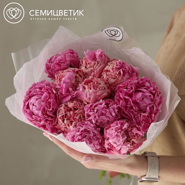 Букет из 11 розовых пионов Bernadette Premium в прозрачной упаковке