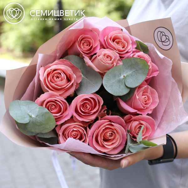 Букет из 11 нежно- розовых роз Hermosa 50 см (Эквадор) с эвкалиптом