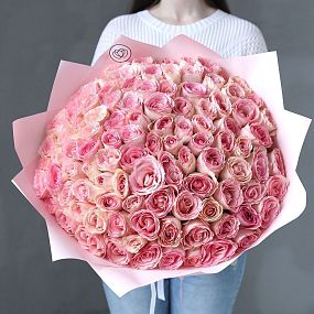 Букет из 101 нежно-розовой розы Esperance 50 см (Кения) в розовой упаковке