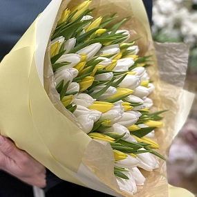 Букет из 101 белого и желтого тюльпана 40 см в кремовой пленке