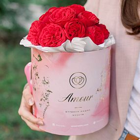 Букет в розовой шляпной коробке Amour Mini из 19 красных пионовидных роз Red Piano