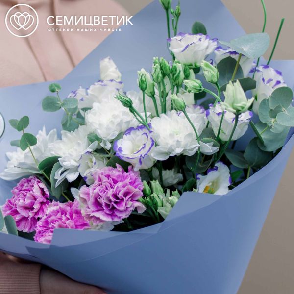 Букет из гвоздики, кустовой хризантемы и лизиантусов в сиреневой пленке