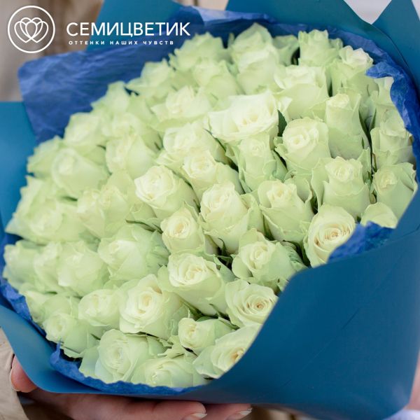 Букет из 51 белой розы 40 см (Кения) в голубой пленке