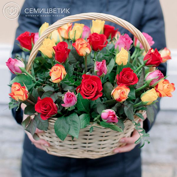 Композиция из 35 роз микс (Кения) с зеленью в корзине