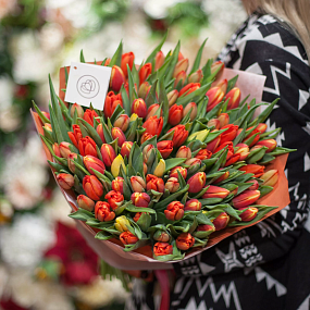 Букет из 101 оранжевого тюльпана в упаковке