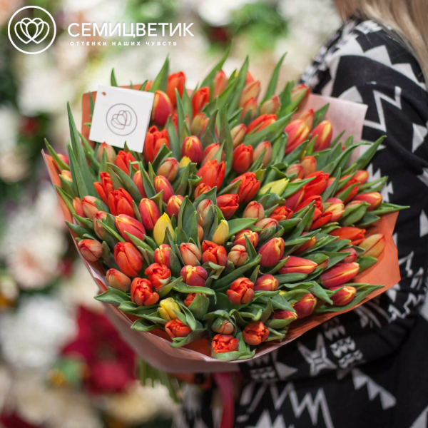 Букет из 101 оранжевого тюльпана в упаковке