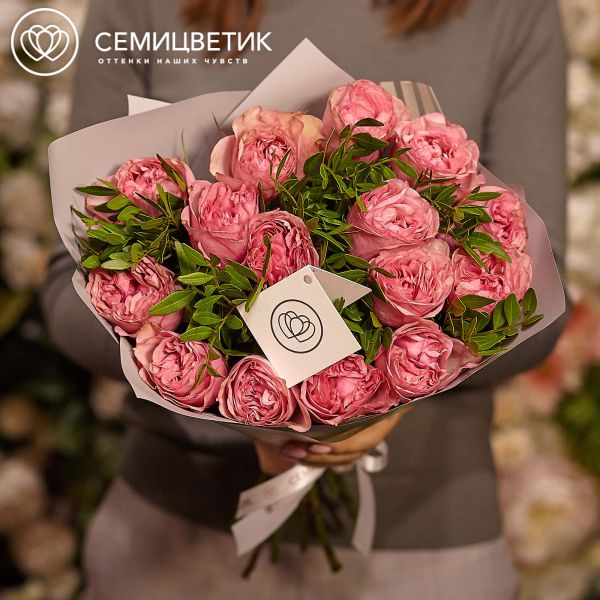 Букет из 15 розовых пионовидных роз Love Me Tender 40 см с фисташкой