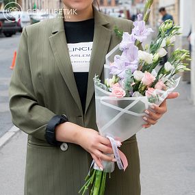 Букет из гладиолуса, кустовой розы и лизиантуса в упаковке