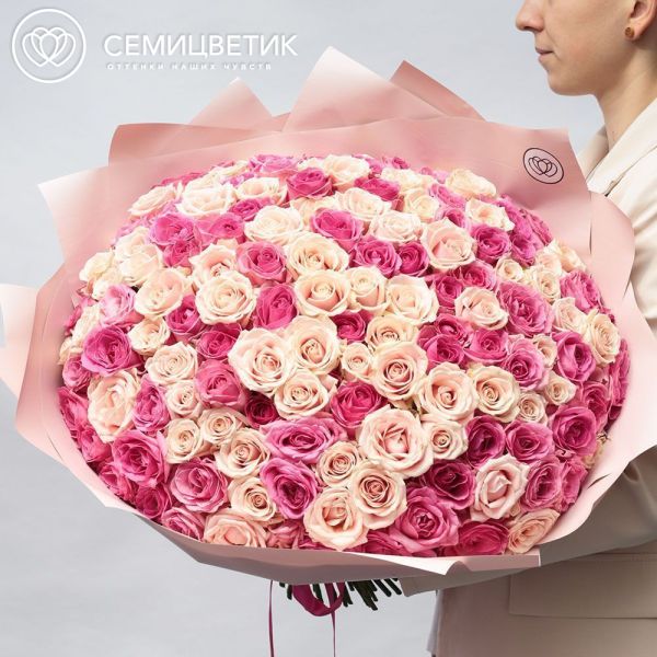 Букет из 151 розовой и нежно-розовой розы 50 см (Россия) в розовой пленке