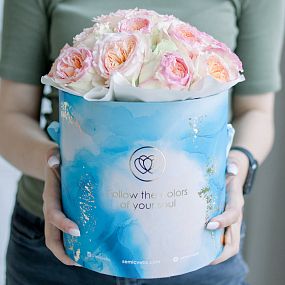 Букет в голубой шляпной коробке Amour Mini из 21 персиковой пионовидной розы Flash Back