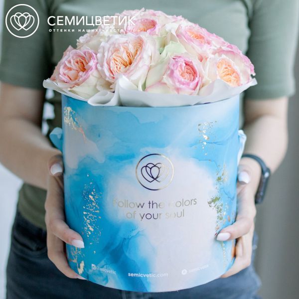 Букет в голубой шляпной коробке Amour Mini из 21 персиковой пионовидной розы Flash Back