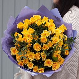 Букет из 51 желтой розы 35-40 см (Россия) с фисташкой в сиреневой пленке