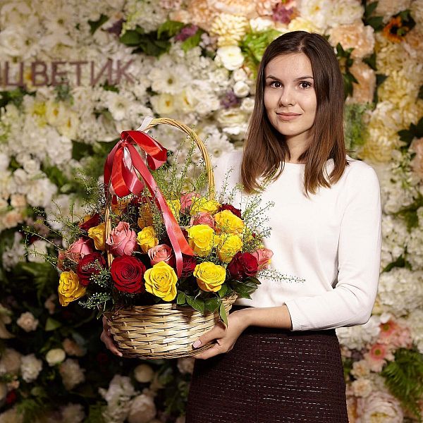51 роза Premium микс (Кения) с зеленью в корзине