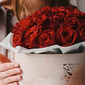 Букет в бежевой шляпной коробке Amour из 51 красной розы (Кения)