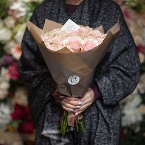 Букет из 25 нежно-розовых роз Pink Mondial 50 см (Эквадор)
