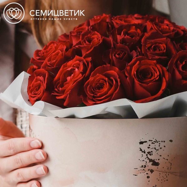 Букет в бежевой шляпной коробке Amour из 51 красной розы (Кения)