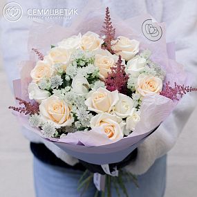 Букет из розы, астильбы и астранции в сиреневой пленке