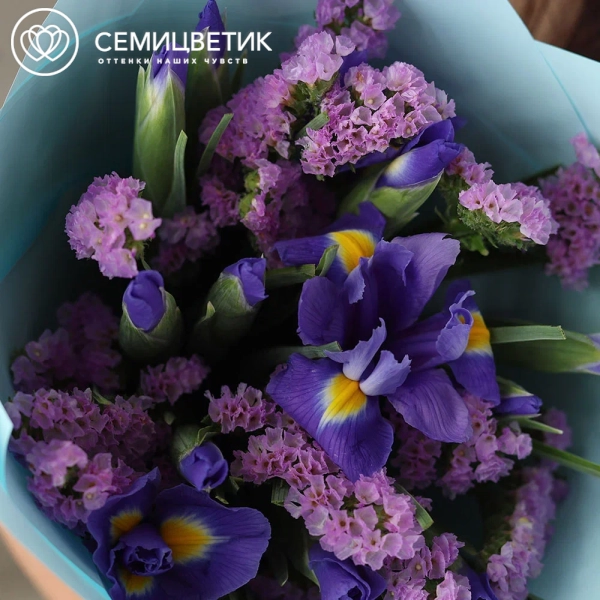 Букет из ирисов и статицы в голубой пленке