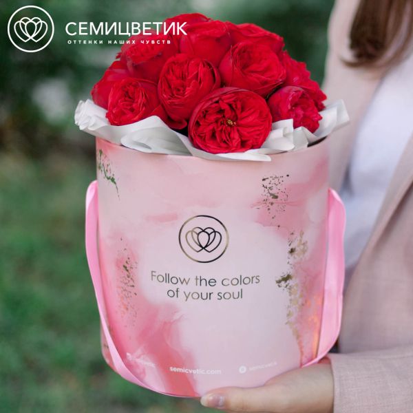 Букет в розовой шляпной коробке Amour Mini из 19 красных пионовидных роз Red Piano