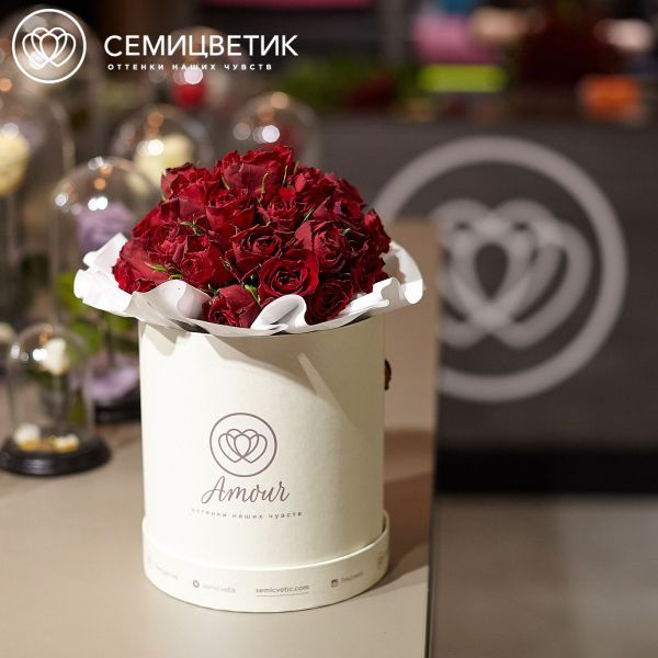 Букет в белой шляпной коробке Amour Mini из 35 красных роз (Кения)