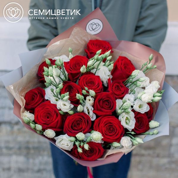 Букет из 15 красных роз (Россия) и 10 белых лизиантусов