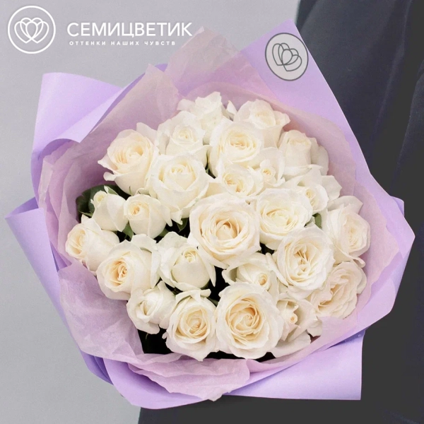 Букет из 25 белых роз 50 см (Россия) в сиреневой пленке