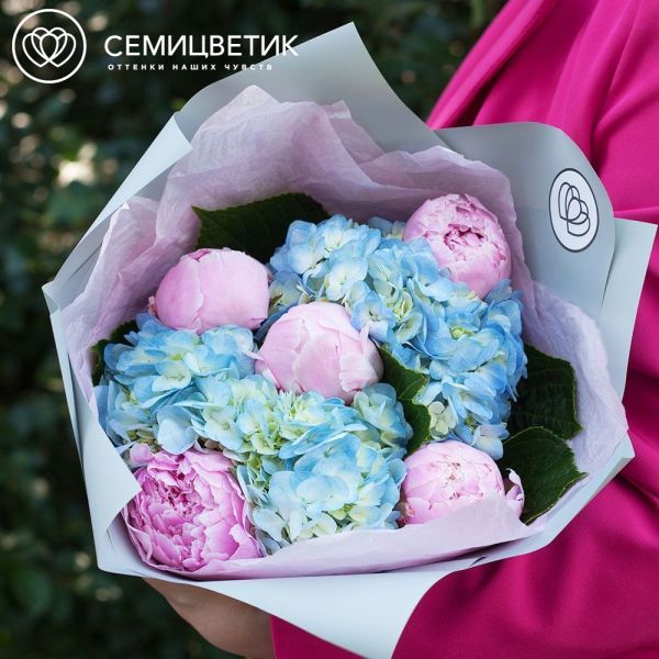 Букет из 5 розовых пионов и 2 голубых гортензий