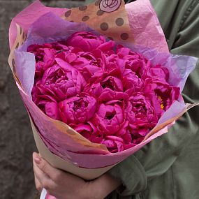 Букет из 19 малиновых пионов Standart