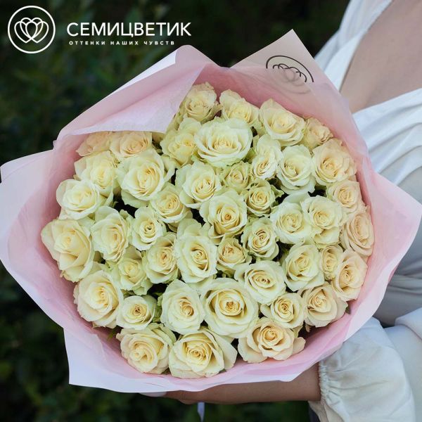 Букет из 45 белых роз 40 см (Кения) в розовой пленке