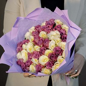 Букет из 51 белой и сиреневой розы 35 см (Кения) 