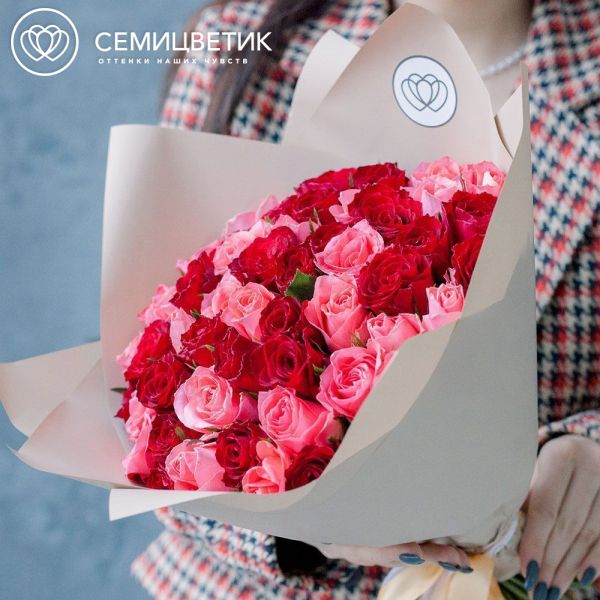 Букет из 51 красной и коралловой розы 30 см (Кения) в кремовой пленке