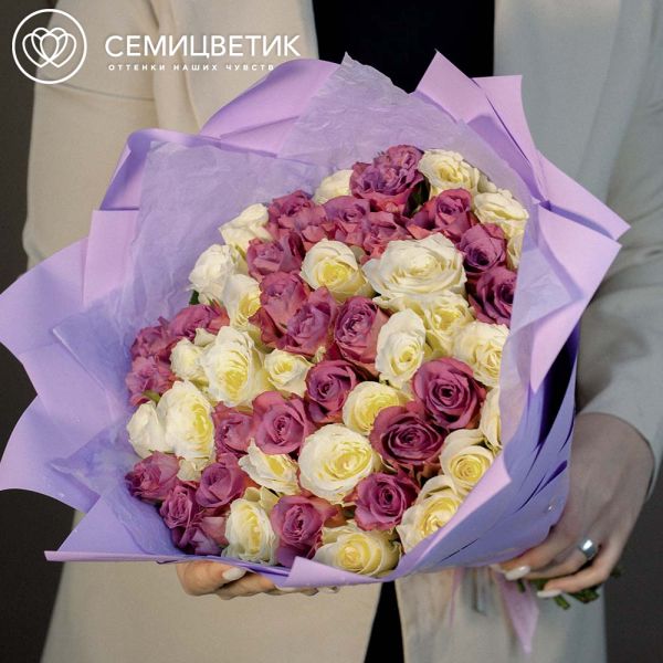 Букет из 51 белой и сиреневой розы 35 см (Кения) 
